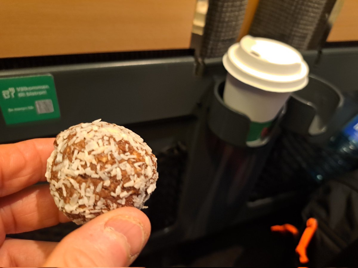 PerEdberg1's tweet image. Äntligen tågsemester! Först en god natts sömn på nattåget från Umeå till Stockholm. Nu drar vi vidare mot Göteborg. Bonus att cholkladbollen i bistron var så schuukt god 😋 #tåg #miljö #klimat #semester #upplevelser #resanärmålet