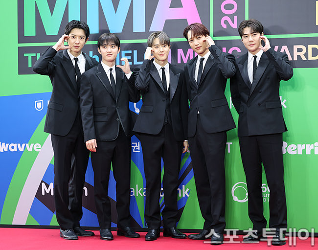 EXOGlobal's tweet image. NEWSPIC 📸 | 251220 EXO @ Melon Music Awards 2025 - Red Carpet

EXO THE MOMENT
#EXO_MMA2025 
#엑소_2025멜론뮤직어워드 
#EXO #엑소 @weareoneEXO