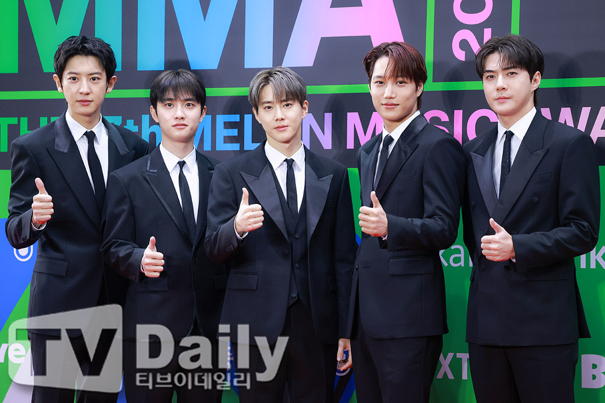 EXOGlobal's tweet image. NEWSPIC 📸 | 251220 EXO @ Melon Music Awards 2025 - Red Carpet

EXO THE MOMENT
#EXO_MMA2025 
#엑소_2025멜론뮤직어워드 
#EXO #엑소 @weareoneEXO