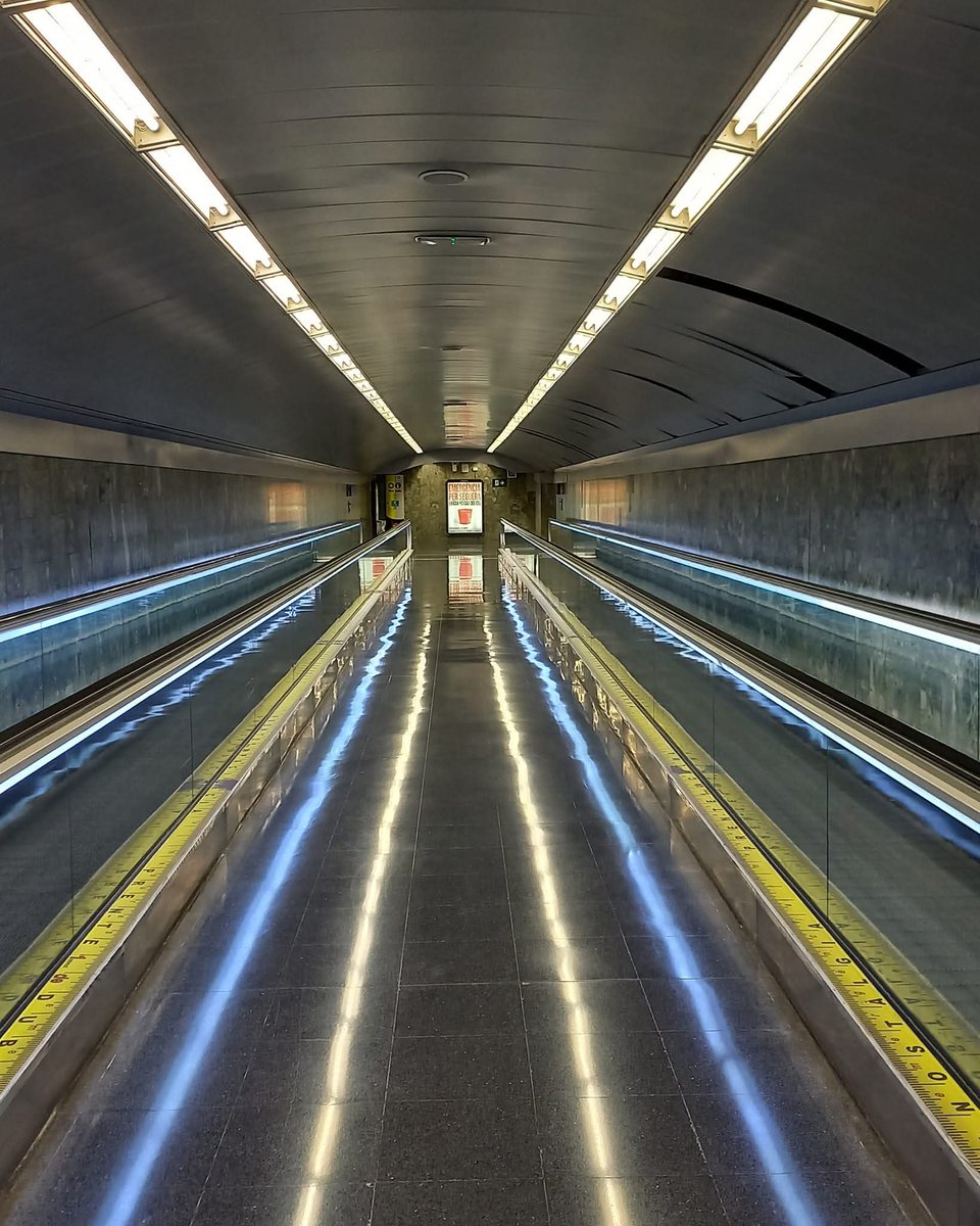 Passejant per Barcelona. 
Estació de metro Coll- La Teixonera. #Barcelona #bcn #tmb #descobrirbcn