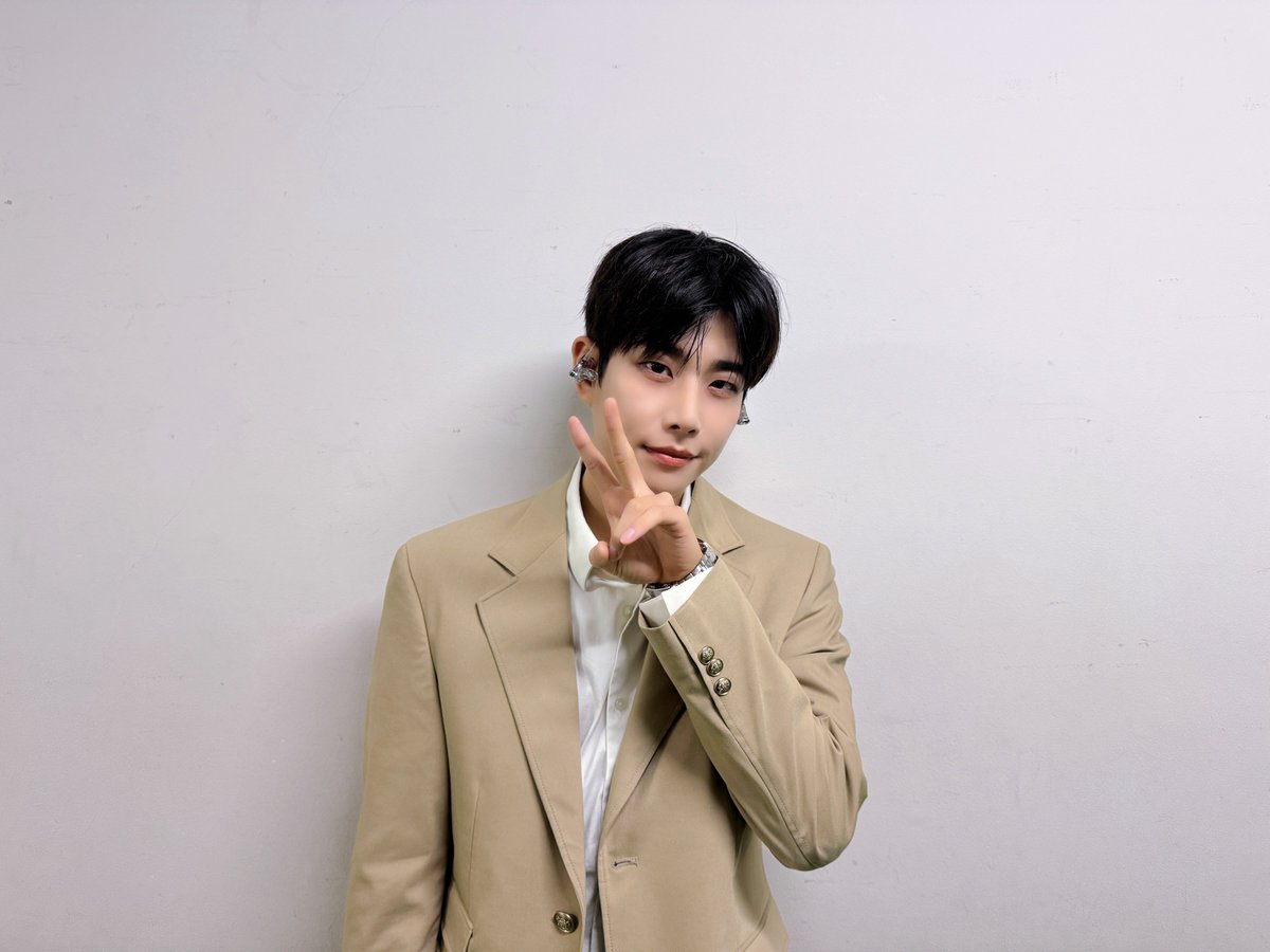 [📸] 2025.12.20💫

2025 MJ 1st FANMEETING
IN JAPAN : White Christmas
＜1部公演＞

MJのソロファンミーティング🎤🌲✨

AROHAのたくさんの笑顔を受け取ったMJ😊🎁

2部の公演も一緒に最高の時間を過ごしましょう🎶

#ASTRO #AROHA #MJ