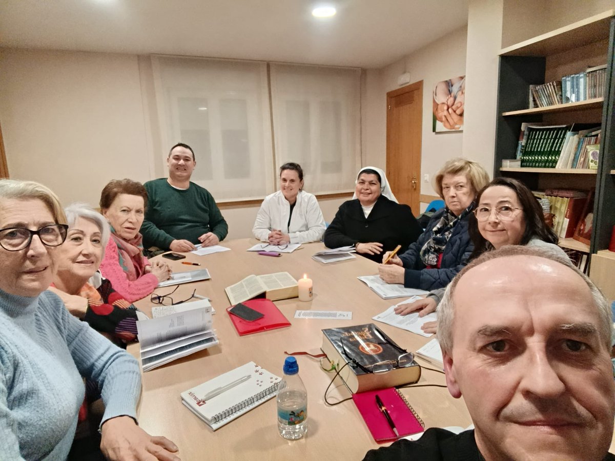 Esta semana han dado comienzo las reuniones de los primeros grupos sinodales de la Parroquia de Santa María: jóvenes, equipos de Nuestra Señora, Cáritas parroquial y Vida Ascendente.
#EstamosenSinodo...
En las próximas semanas se reunirán los siguientes grupos. <a href="/SinodoToledo/">XXVI Sínodo Diocesano de Toledo</a>