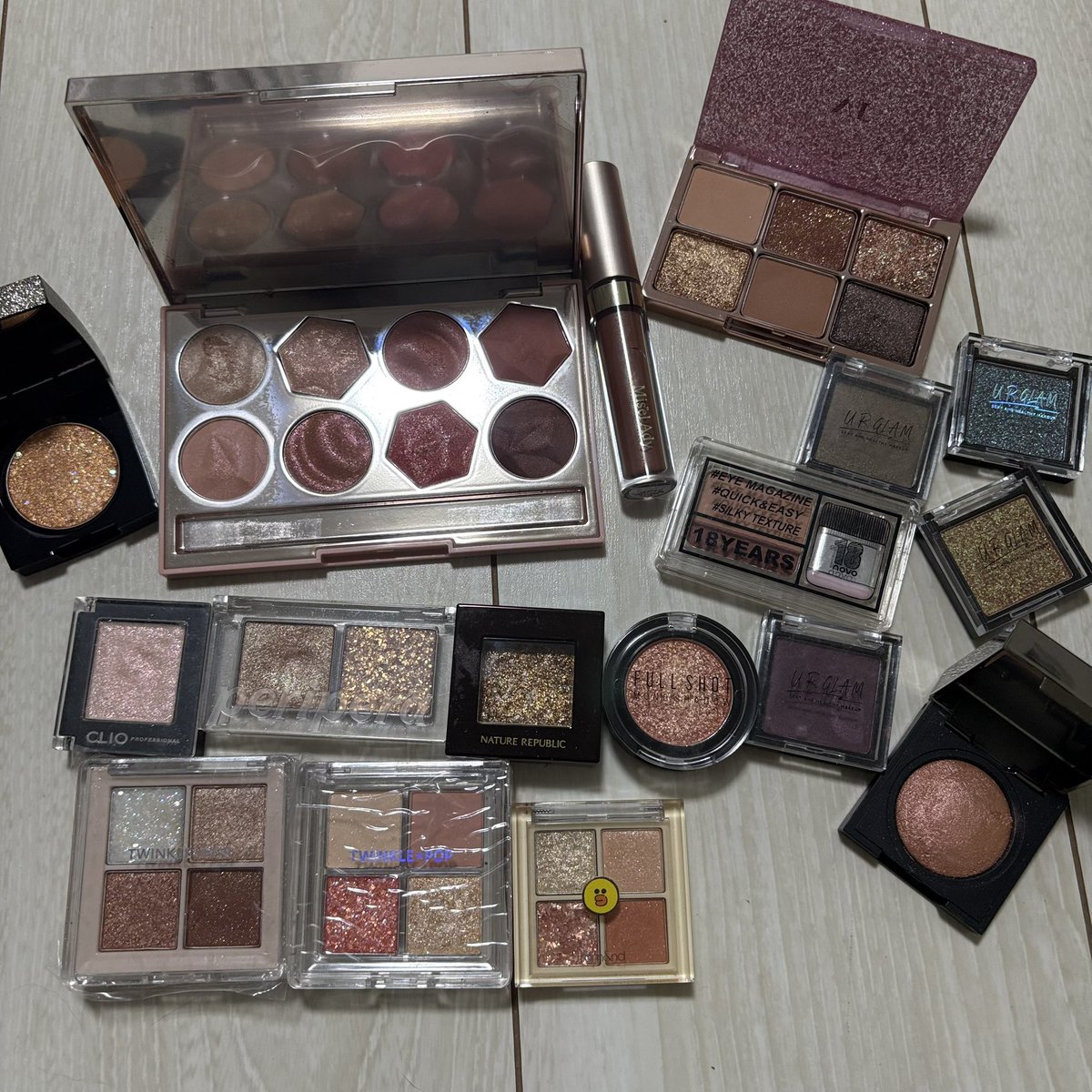 コスメ断捨離 アイシャドウ編 もっと捨てる予定だけど第一弾！ まずは