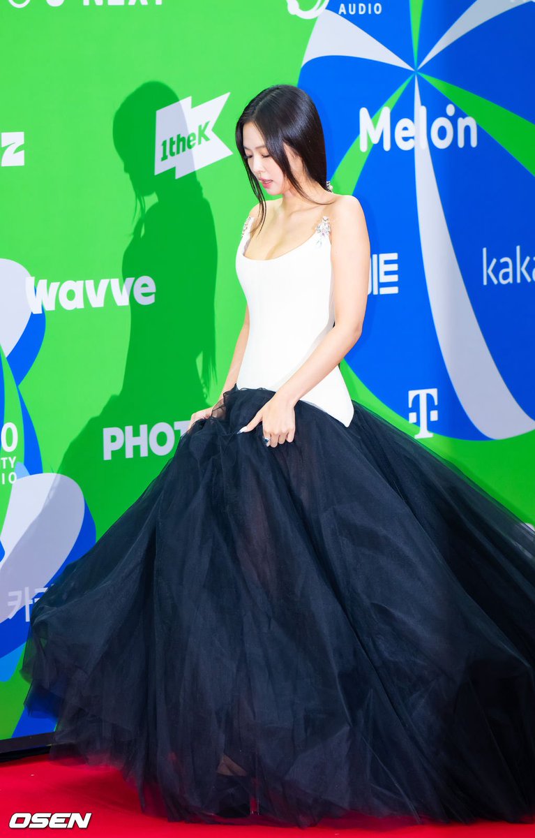 251220 #JENNIE for the 2025 MelOn Music Awards red carpet.
JENNIE ROCKS MMA
#JennieRubyOwnsMMA
#...
