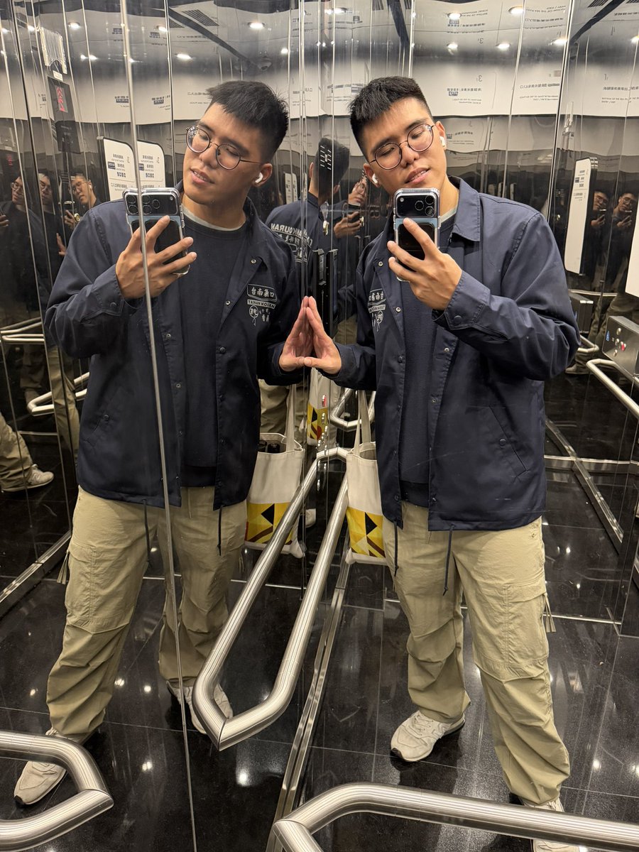 旅運中心都沒有人，感覺很適合______🥵

#本日ootd
#高雄一日遊
#四面鏡
#賀高雄捷運車站紀念章蓋完了😍