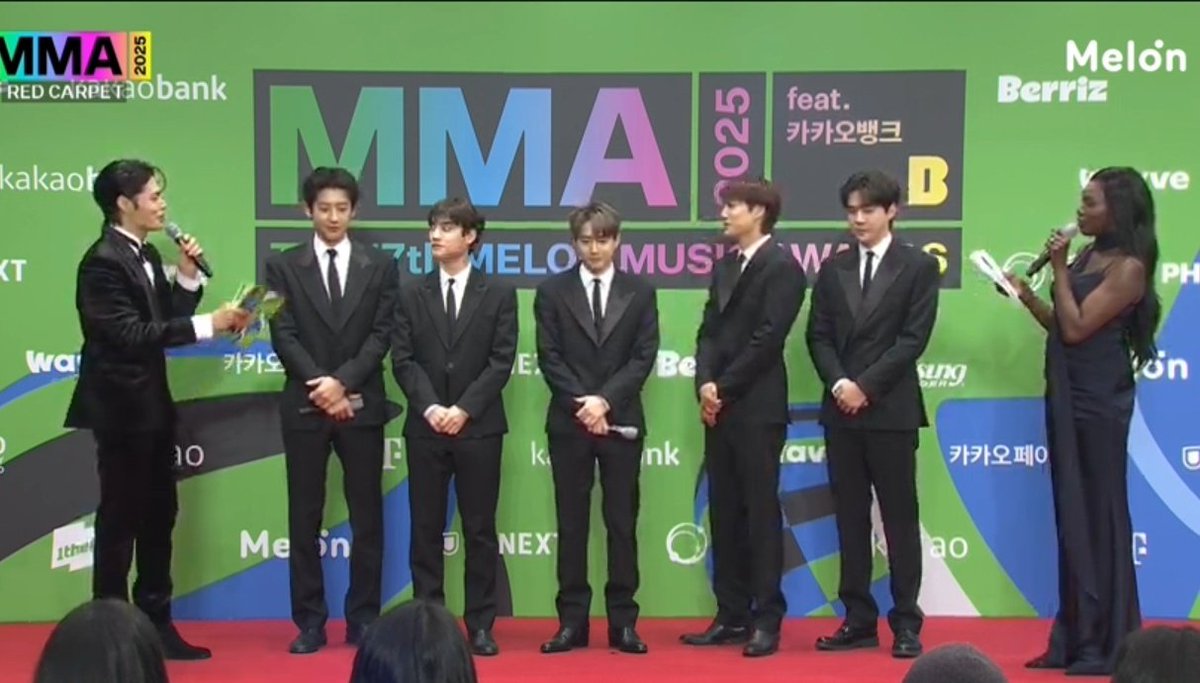 چقد آقا 
چقد دوماد 
چقد جذاب 
چقد نفس‌گیر شدن 
نفسم رفت براشون 

EXO THE MOMENT
#EXO_MMA2025 
#엑소_2025멜론뮤직어워드 
<a href="/weareoneEXO/">EXO</a>