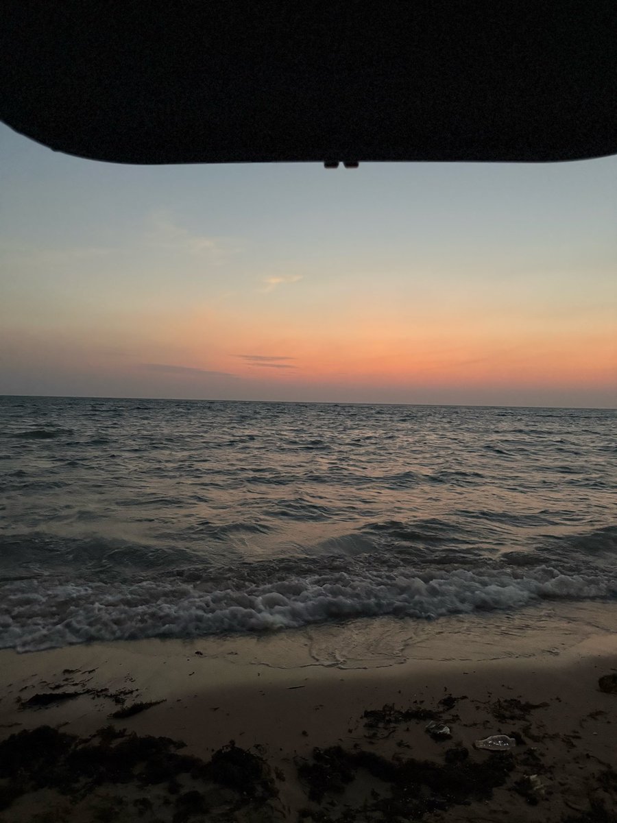 فأنا كماءِ البحرِ في مدي، وفي جزري، وعمق تحولاتي .. 
إنَّ التناقض في دمي، وأنا أحب تناقضاتي