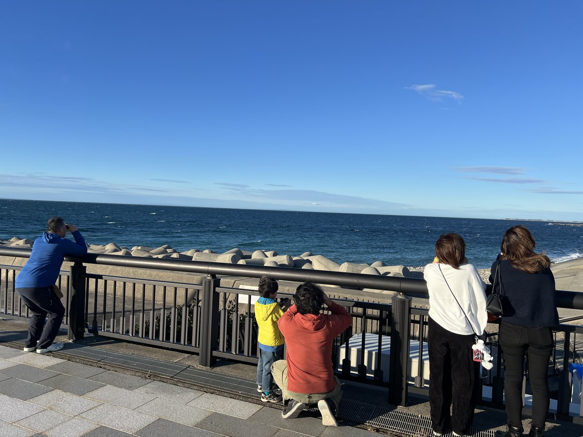 UozuBFM's tweet photo. 蜃気楼の一種「ストゥーピング」を観察会で体験。朝は正常だったインフィニティミラージュの「m」が、夕方には押しつぶされたように縮んで出現!低い位置から見ると縮み方はさらに顕著に。当たり前の景色が、高さや時間で変貌する面白さを五感で味わいました#蜃気楼 #ストゥーピング #Mirage #Stooping https://t.co/BNyWg01YTo