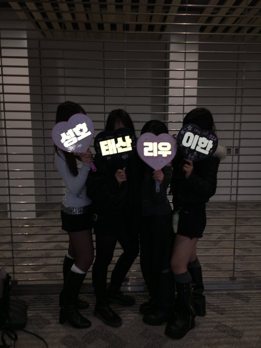 nya81o0's tweet photo. 뮤직뱅크<3 https://t.co/vaO9OP8rFX