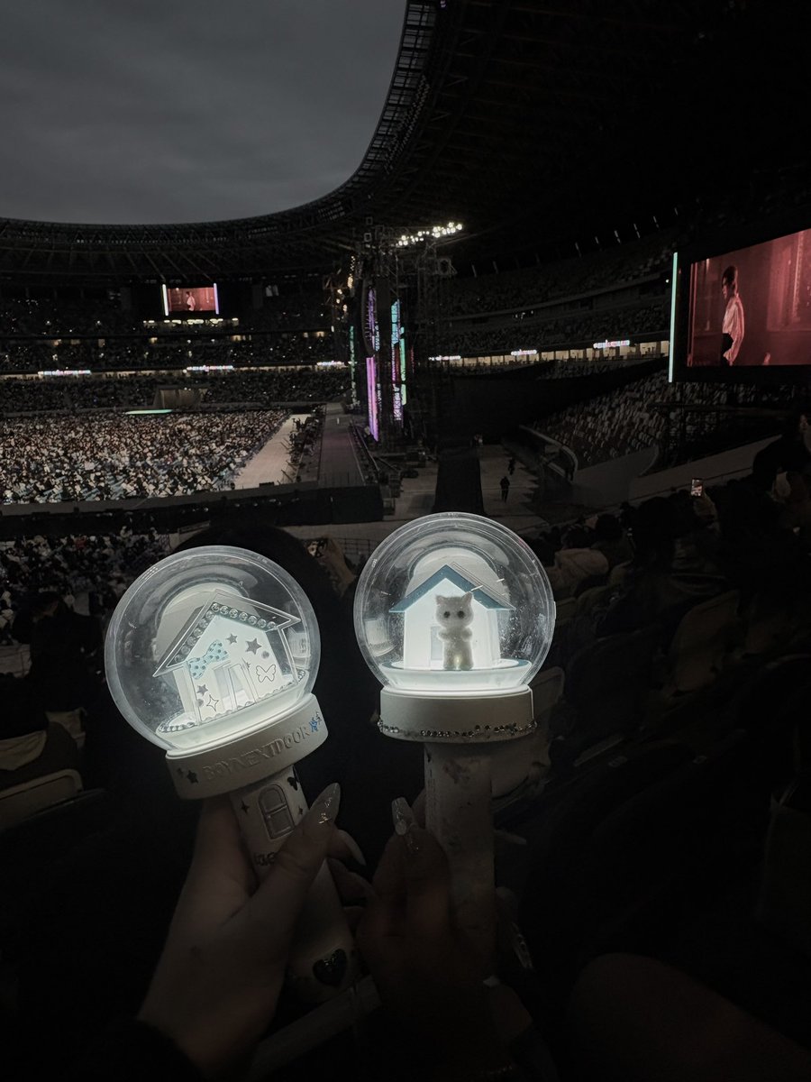 nya81o0's tweet photo. 뮤직뱅크<3 https://t.co/vaO9OP8rFX