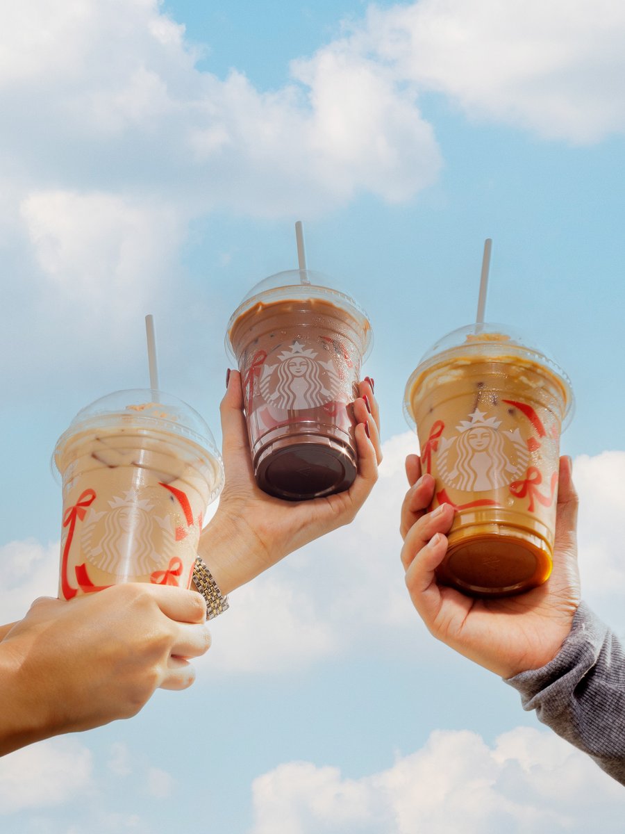 starbucksph's tweet photo. Holiday flavors, three ways to savor the season. โจโ Hazelnut Praline Mille-Feuille Oatmilk, Peppermint Mocha, and Toffee Nut Crunch โ your festive trio is waiting.
Treat yourself to a cup of holiday joy. ๐
#InviteJoy https://t.co/9f9ZEG0kNu