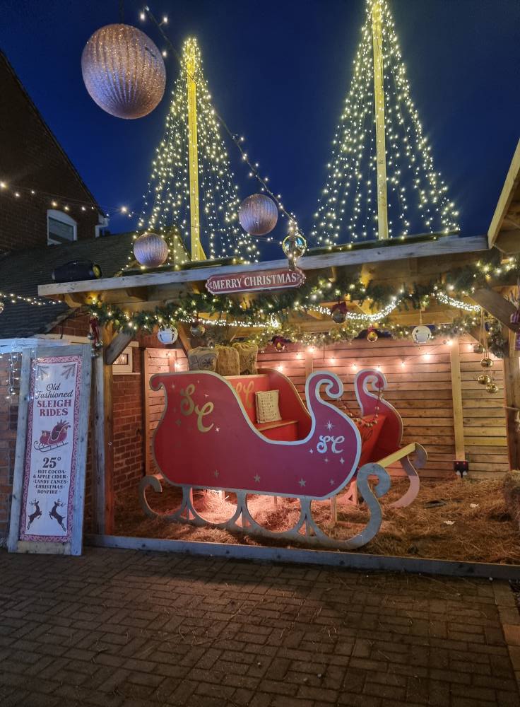 KHHospice's tweet photo. Have you seen the amazing Christmas lights in Oxford Gardens or Haughton Village yet?✨

These stunning displays aren’t just a treat to see - they’re raising funds for local charities, and we’re so thankful to be one of them. ❤️ https://t.co/MlDut0qBfv