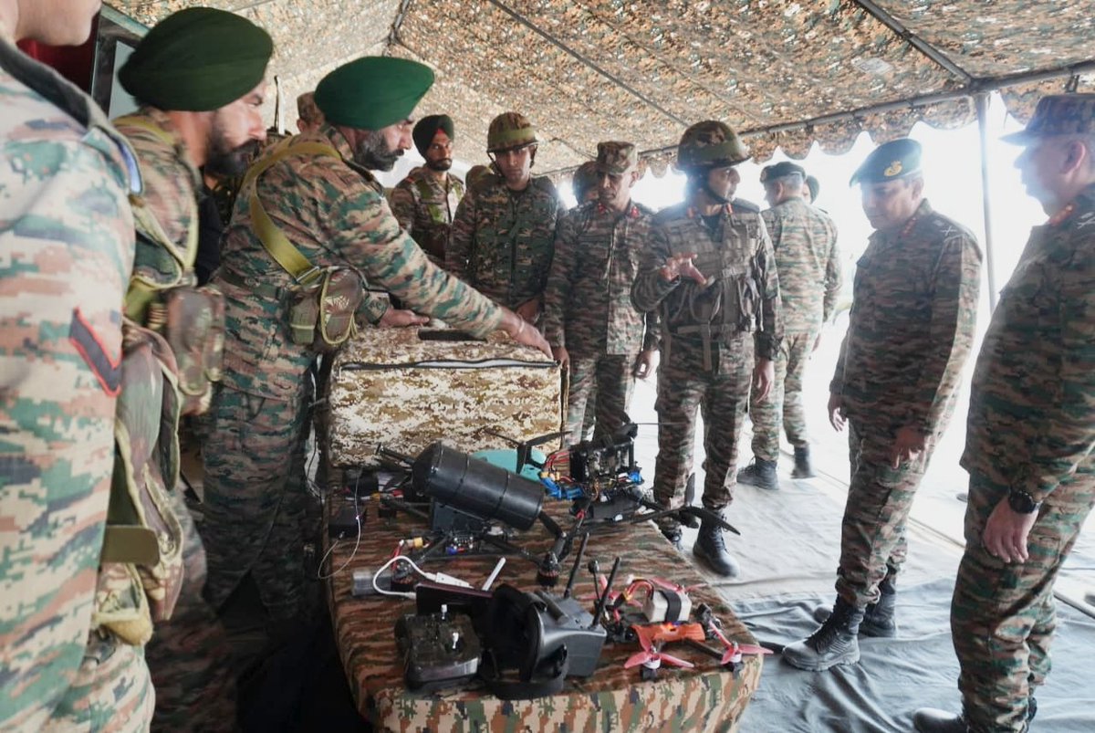 PRODefRjsthn's tweet photo. #GoldenKatarDivision showcases Niche Technology &amp; TTPs proving Combat Readiness in #Barmer,#Rajasthan
Lt Gen AVS Rathee,GOC #KONARKCORPS lauded #KonarkWarriors for #TechInfusion &amp; Realistic Threat assessment &amp; solutions,shaping future Battle Field.
#Indianarmy 
#SouthernCommand https://t.co/w1yvkUP4Vd