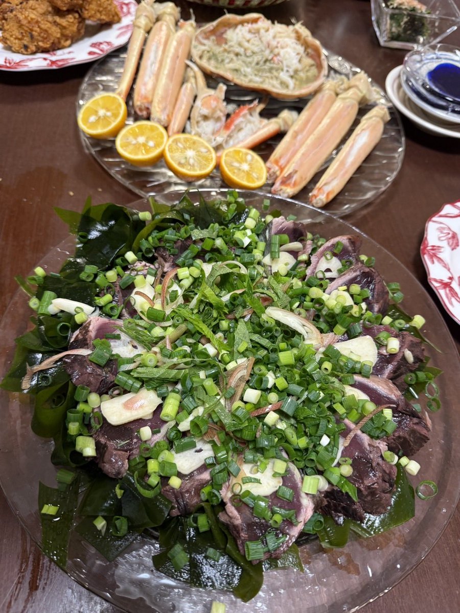 Terajima_JME's tweet photo. 今夜の晩飯は、金沢港の #上島商店 から届いた札付きの越前蟹と、#ミラクル9 での勝利チーム賞でゲットした土佐の鰹のタタキだぜ❗️
日本海と太平洋の海の幸に感謝の今宵。

#寺島進　#料理 https://t.co/hdM6gPhkY8