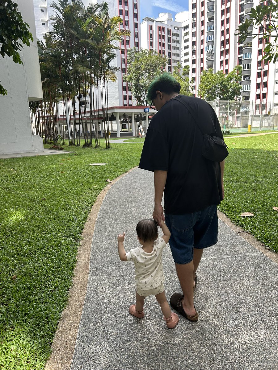 l00k at aLL th0se cHickeeeeensssss tweet media