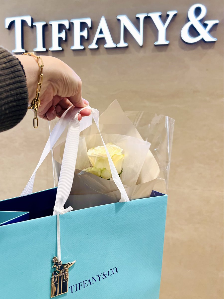 ティファニー　ハニー　チャーム Tiffanyのホリデーラッピングはバードのチャーム🕊️かわいいー