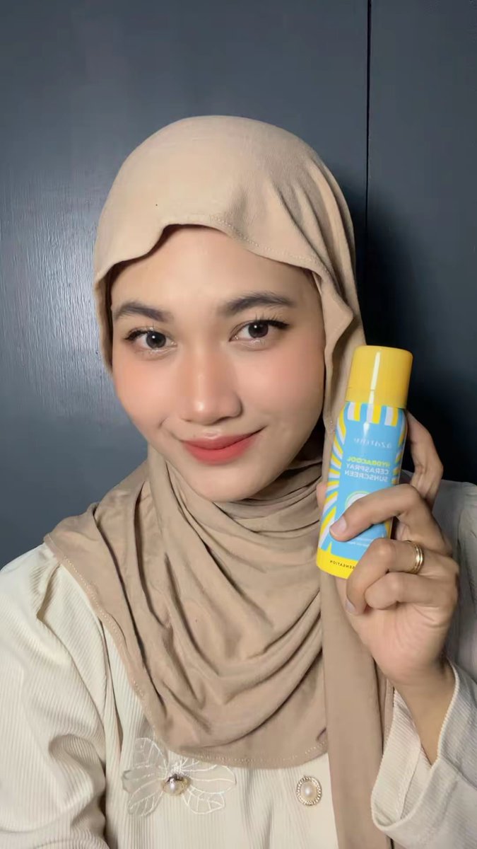 Reapply sunscreen yang ga ribet emang paling enak pake yg spray ga sihh??

dan tahun ini sunscreen andalanku masih sama, pake Azarine Hydracool Carespray Sunscreen 😆🫶