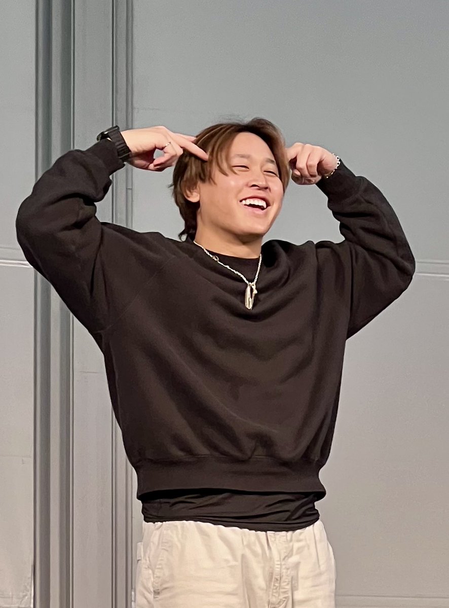 宮城くんの🐈‍⬛ポーズ可愛い💕 ヴィトンのスニーカー左側はキラキラ