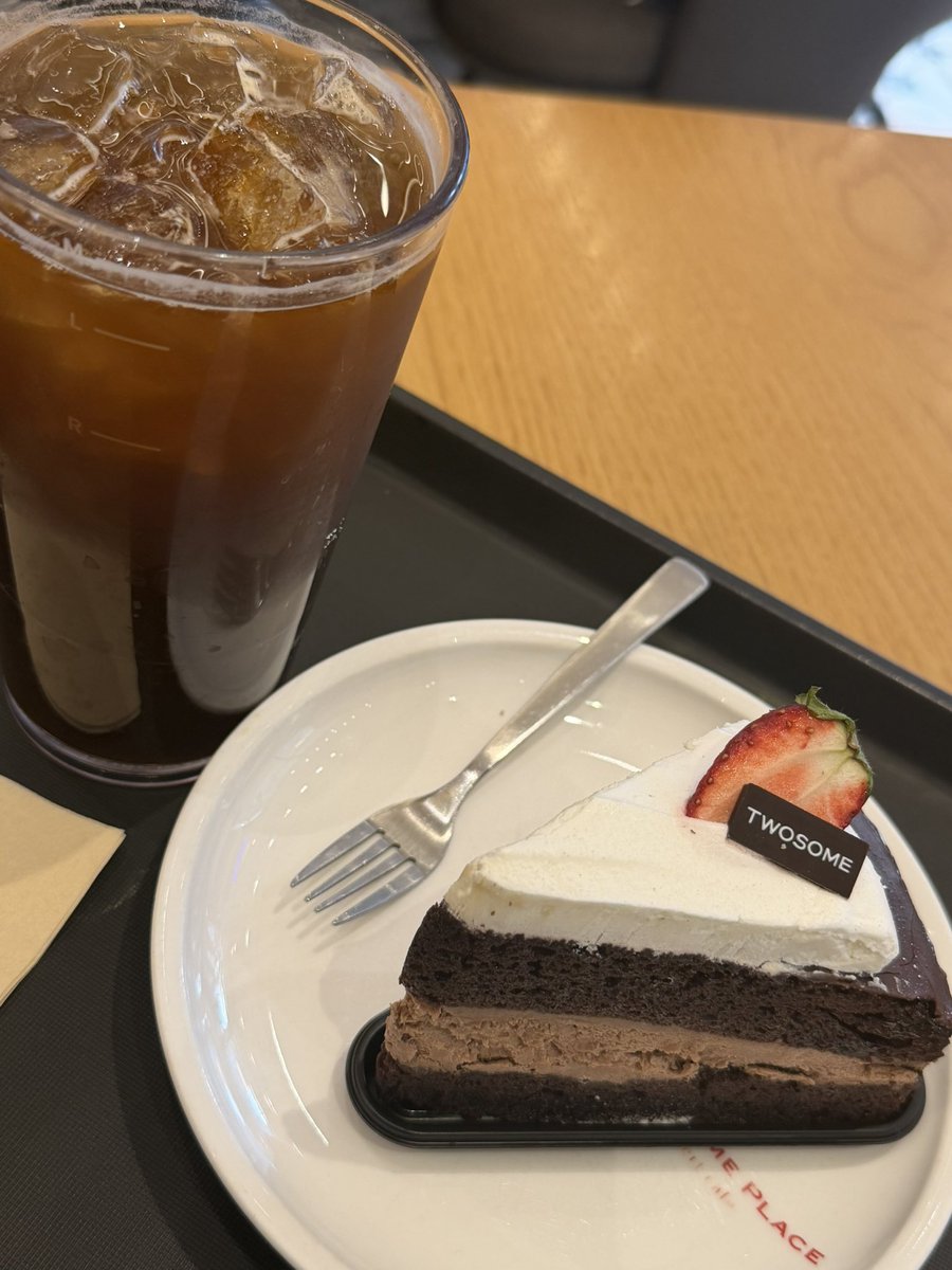 lateuploading's tweet image. 투썸 50퍼 할인받으려고 카공옴!!
티감사제는 돈쓰라고 만든 거 같드;;;ㅋㅋㅋ
돈으로 달라고요😑😑