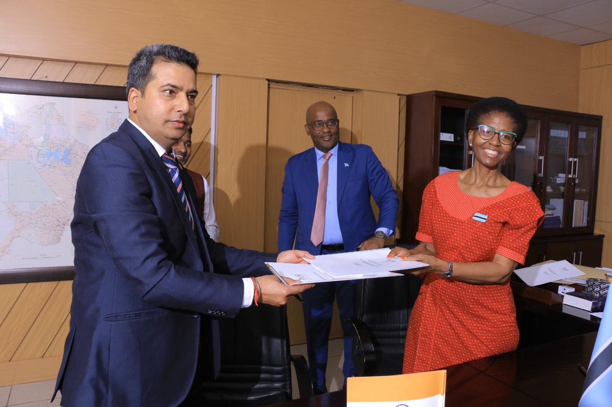 RITESLIMITED's tweet photo. Collaborations &amp; Cooperation…
#RITES and the Government of Botswana sign an MoU to modernise railway and transport infrastructure—leveraging technology, enhancing efficiency and safety, and strengthening capabilities. @HCIGaborone #RITESVidesh  IN BT https://t.co/CPJSWZjkPX