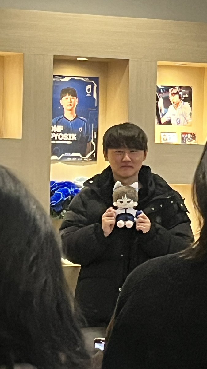 PYOSIK_6ANNIV's tweet photo. 곳곳을 둘러보고 사진 촬영 기회도 내어 주셨어요 감사합니다
고퀄이라고 말씀해 주셔서 보람을 느낍니다!

#영원히_빛날_푸른_별
#6th_Anniversary_Cafe_Sirius 
#pyosik
#표식 https://t.co/q30Thrb3ST