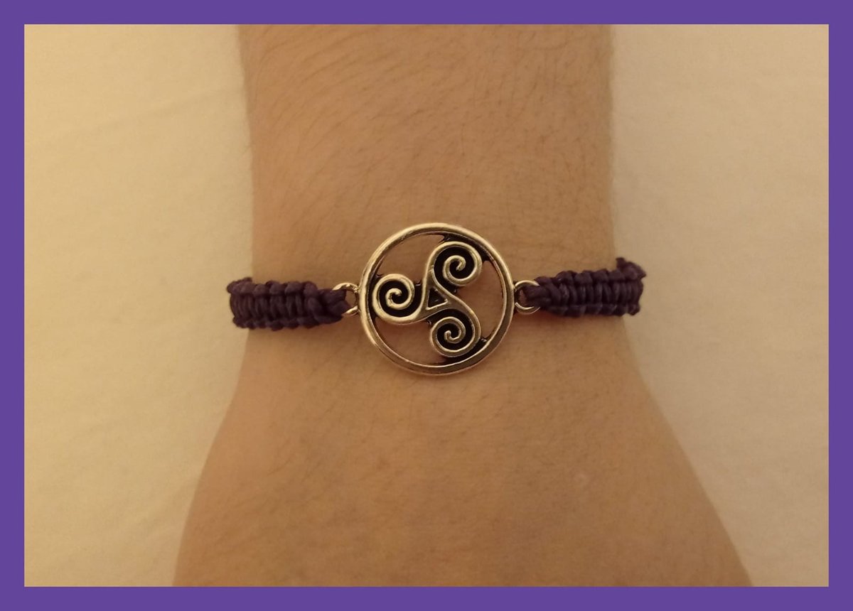 Si te faltan los Reyes o tienes un amigo invisible y no sabes qué regalar o no tienes mucho dinero te dejo por aquí unas pulseras de macramé y abalorios que hago del tamaño y del color que quieras. Son a 3€.