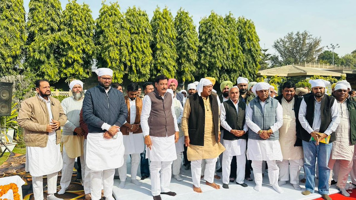 JJPofficial's tweet photo. हरियाणा के पूर्व मुख्यमंत्री आदरणीय चौधरी ओम प्रकाश चौटाला ज़ी को उनकी पहली पुण्यतिथि पर जेजेपी के राष्ट्रीय अध्यक्ष डॉ. अजय सिंह चौटाला जी, पूर्व मंत्री चौ. रणजीत सिंह चौटाला जी, पूर्व विधायक श्रीमती नैना सिंह चौटाला जी, जेजेपी के युवा प्रदेश अध्यक्ष दिग्विजय सिंह चौटाला जी सहित पार्टी के समर्पित पदाधिकारियों व कार्यकर्ताओं ने श्रद्धासुमन अर्पित करते हुए चौटाला साहब को याद किया।
