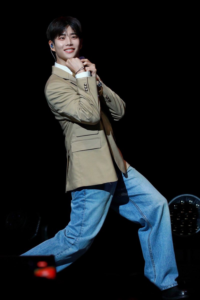 MJ__heart's tweet image. 251220 
MJ 1st FANMEETING IN JAPAN : White Christmas

엠산타 입니댜🎅🏻🎁💝

#김명준 #엠제이 #MJ #아스트로 #ASTRO