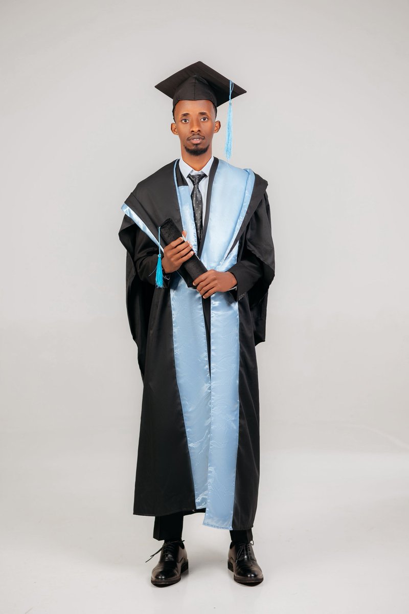 HMQoslaaye's tweet photo. Alhamdulillah Finally @iuiuac 🎓 https://t.co/MexlxEA1z4