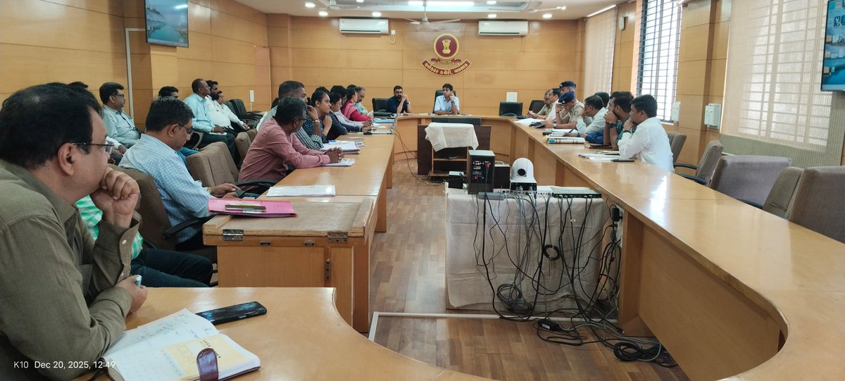 આજ રોજ જિલ્લા માર્ગ સલામતી સમિતિની બેઠક સંંબંધિત અધિકારીશ્રીઓ સાથે યોજવામાં આવી જેમાં બેઠકના એજન્‍ડાઓની વિગતવાર ચર્ચા કરવામાં આવી.<a href="/CMOGuj/">CMO Gujarat</a> <a href="/revenuegujarat/">Revenue Dep. Gujarat</a> <a href="/InfoValsadGoG/">Info Valsad GoG</a>