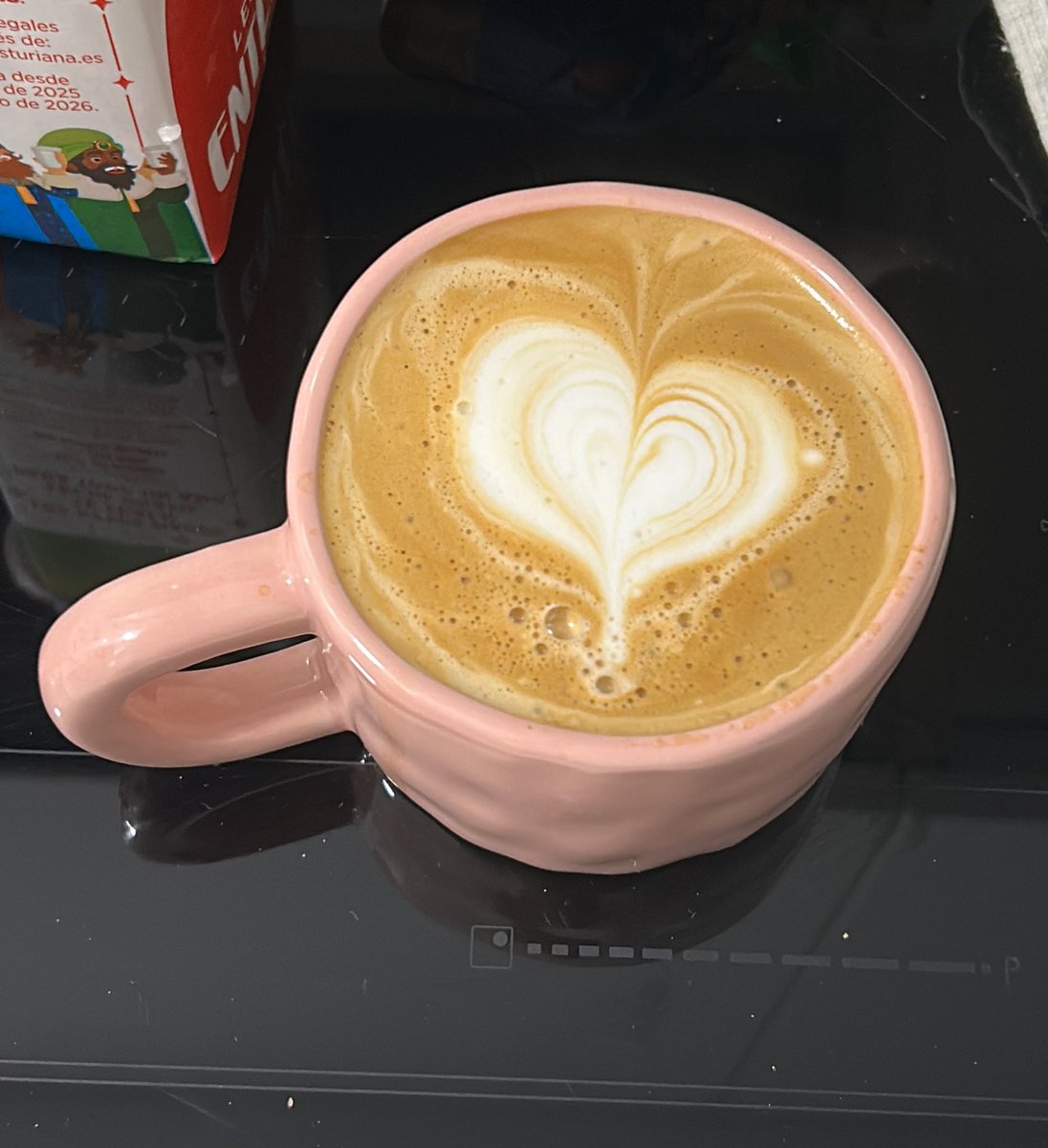 arctichugo_'s tweet photo. tremendamente emocionado por haber conseguido hacer el latte art de forma satisfactoria el día menos pensado dejaré todo y me haré barista https://t.co/89kwPslzPw