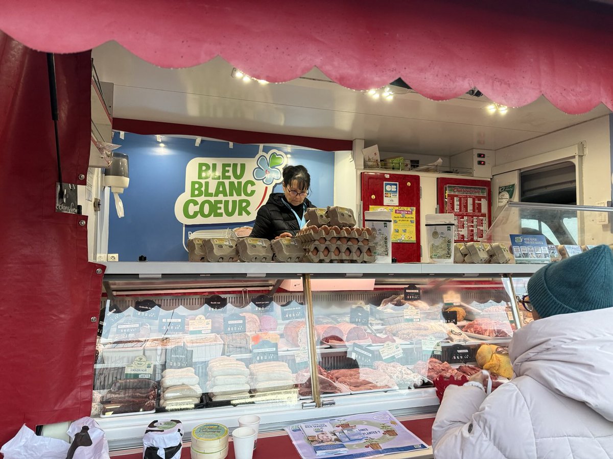 THDGrainoble's tweet image. Aujourd’hui animation ⁦@BleuBlancCoeur⁩ pour la dernière de Nathalie sur la place centrale ⁦@VilleCherbourg⁩ 💙⬜️ 🍎#OuiOnaTousleDroitdeBienManger #AgroDiverSanté #LinSem ⁦⁩ ⁦@Fragritwittos⁩ ⁦@Agridemain⁩ ⁦@Valorex_⁩ ⁦@Vallegrain⁩ ❣️👍