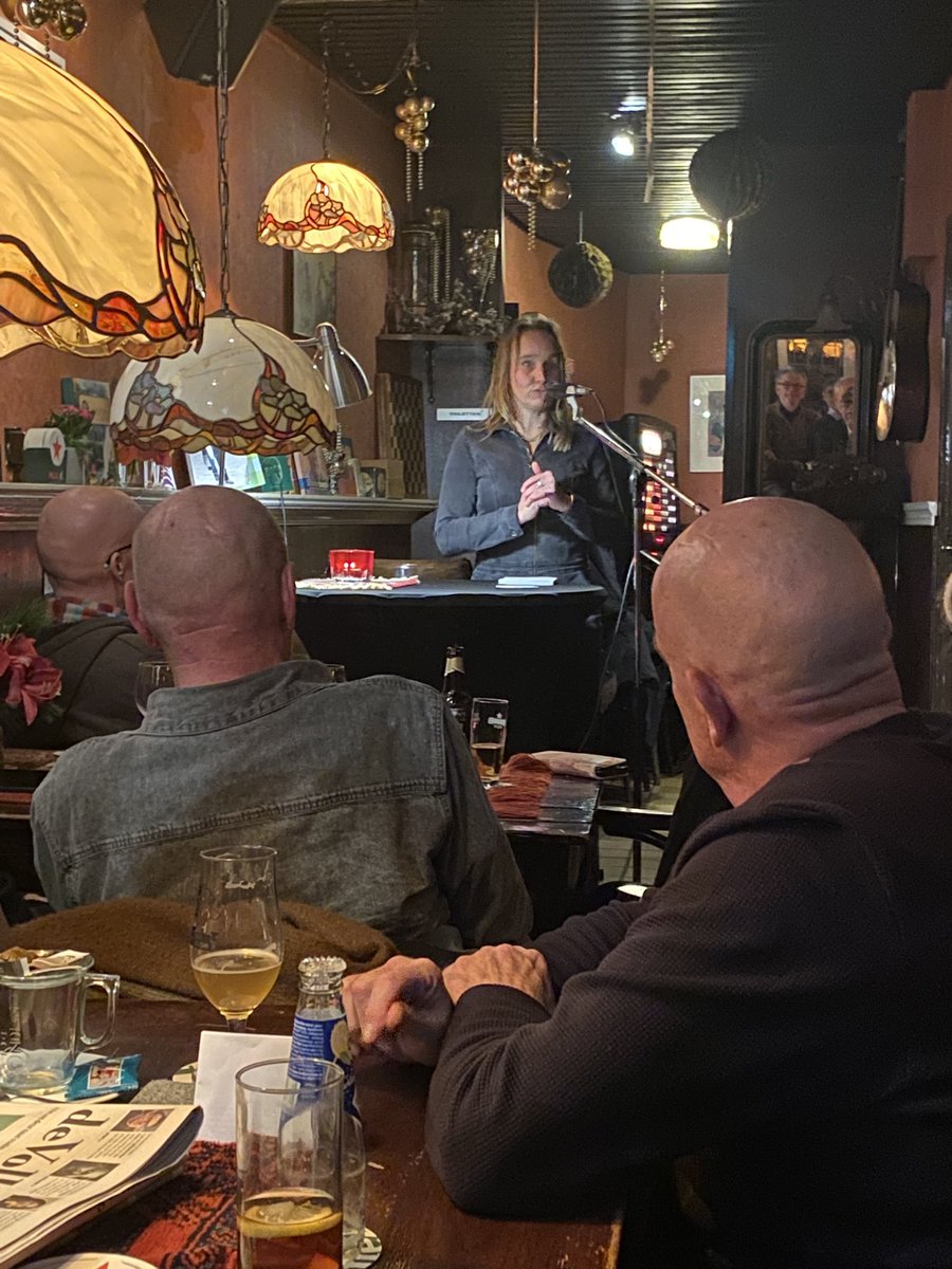 Vorige week was de presentatie van de bundel ‘Dichter aan de IJssel’ met als slotgedicht mijn ‘Koe’. Tijdens het Literair Café in ’t Kroegje heb ik het voorgedragen. 
Blij mee!
