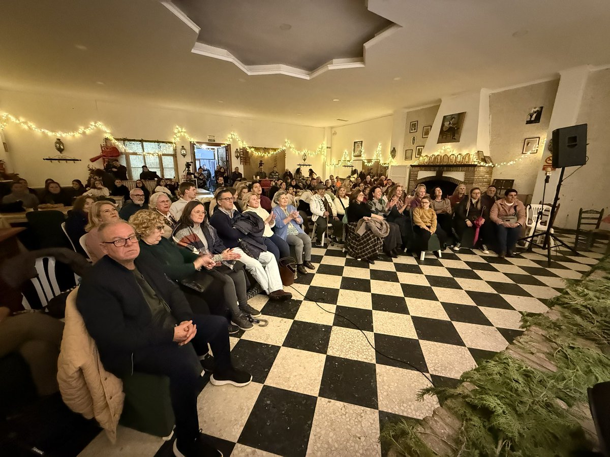 ℹ️ Imágenes de la zambomba jerezana ayer viernes en la Peña El Laurel. Estuvo presente el concejal-delegado de Cultura, <a href="/Iribarnegaray93/">Rafael Iribarnegaray</a>.
🎼 Se contó con los artistas: Rocío Soto, Carmen La Cantarota, Gema La Cantarota, José Carlos Pozo a la guitarra, y Antonio 'Cajones Revuelo'.