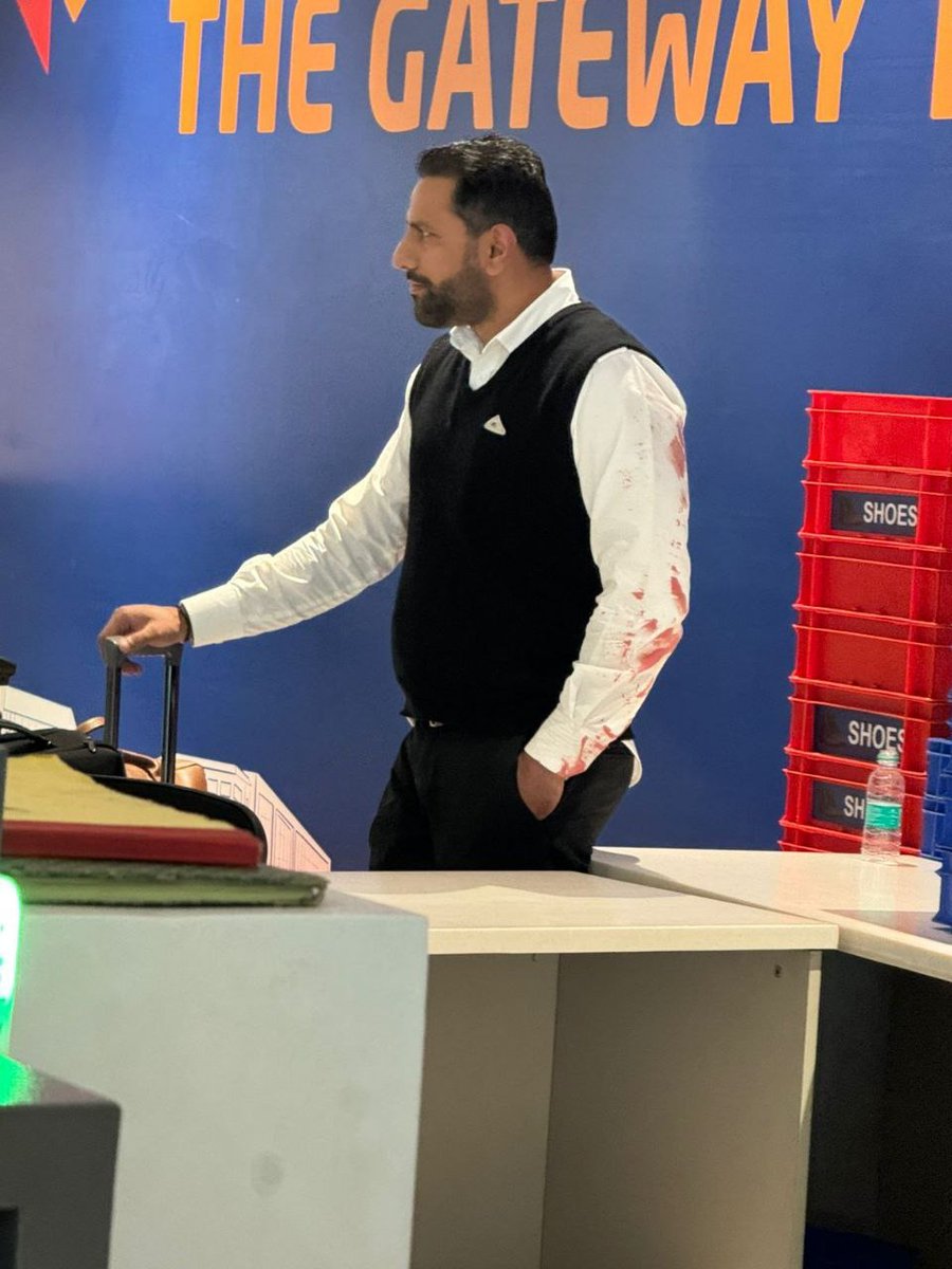 #BREAKING

Air India Express has removed Captain Virender, one of its pilots from duty after he allegedly assaulted Ankit Dewan, a SpiceJet passenger at Delhi’s Terminal 1

The altercation reportedly began over alleged queue-cutting at a security checkpoint

Dewan said the pilot