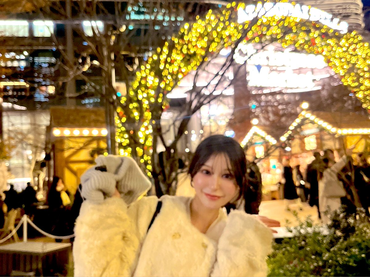 お友達に誘って貰ってイルミ見てきた❕
いつぶりだろってくらい久しぶりで、
しかも間近で見ると思ったより綺麗すぎて思わず泣きかけ😭

撮られ慣れてなさすぎてポーズが中途半端で撮られた写真をドーン( ´ｰ`)ﾉ⌒💣