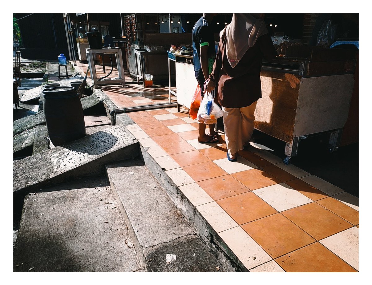 sighwie's tweet image. nemenin istri beli santan, karena banyak (7 buah), sembari dia ke toko sayur, saya disuruh hunting foto saja. dengan senang hati 😌

#vsco
#SetorFotoPio
#vscodaily
#vscosnapshot
#streetphotography