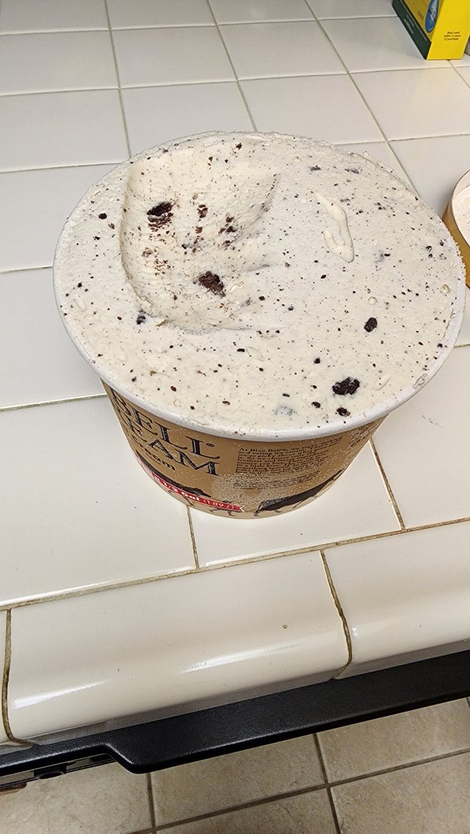 MattyPotatty3's tweet photo. @ILoveBlueBell the latest batch of cookies and cream has barely any cookies and cream. It's not the same, I bought 2, 1/2 gallons and it's not what I'm used too, kinda bland tasting what happened!? https://t.co/kDthPvRT0m