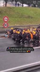 Honneur à nos agriculteurs qui mettent genoux à terre et chantent la marseillaise après avoir indiqué aux forces de l’ordre qu’ils respectaient police et gendarmerie, qu’ils aimaient notre patrie et ne souhaitaient aucune violence. Paysans nous vous aimons .