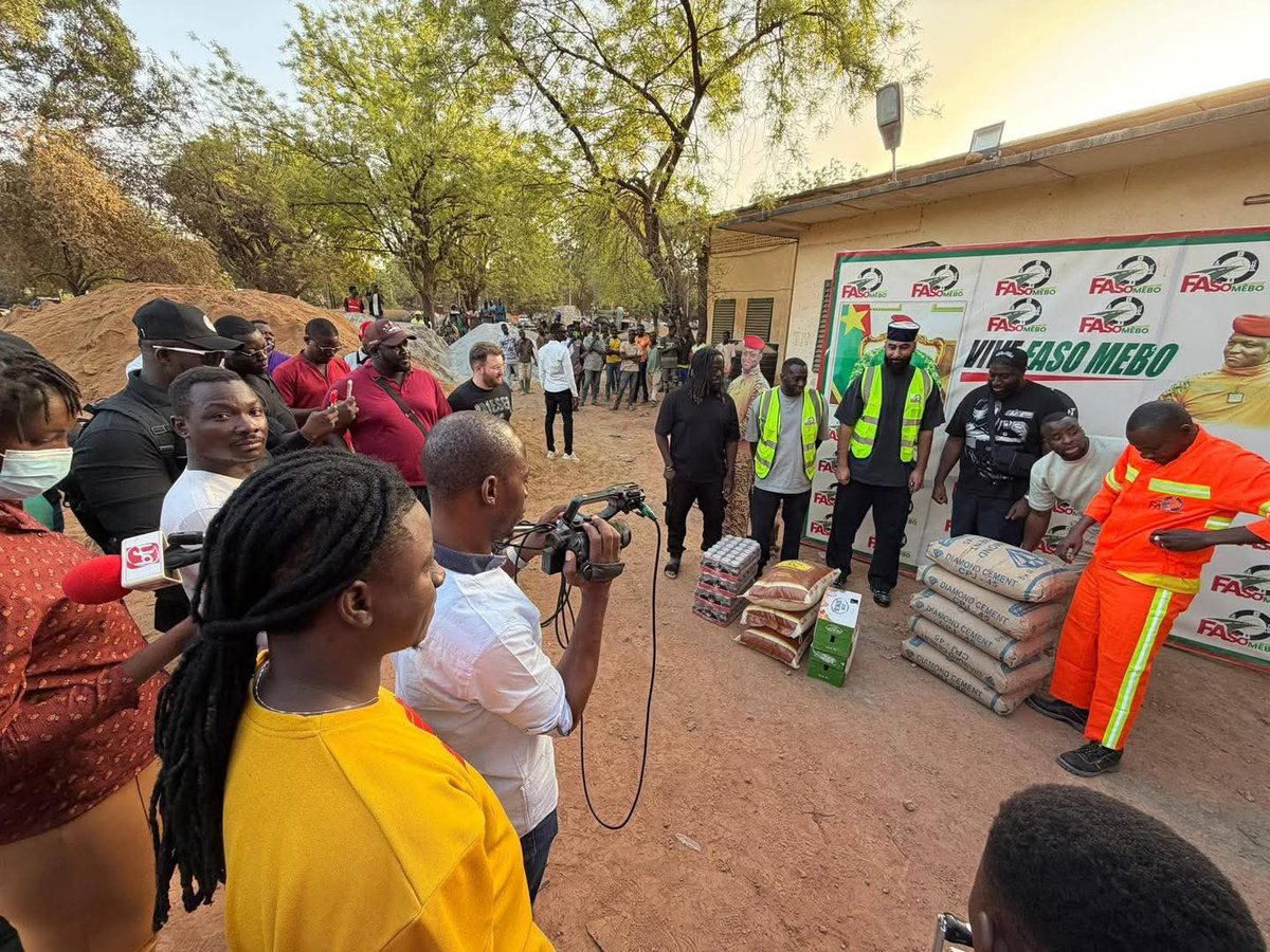 burkina24's tweet image. 🇧🇫 Faso Mêbo : La Fouine offre 100 sacs de ciment soit 5 tonnes ainsi que des vivres, pour soutenir l’initiative présidentielle 

Il est présent au Burkina Faso dans le cadre d’un événement majeur des fêtes de fin d’année, rapporte la RTB.  

#Burkina24