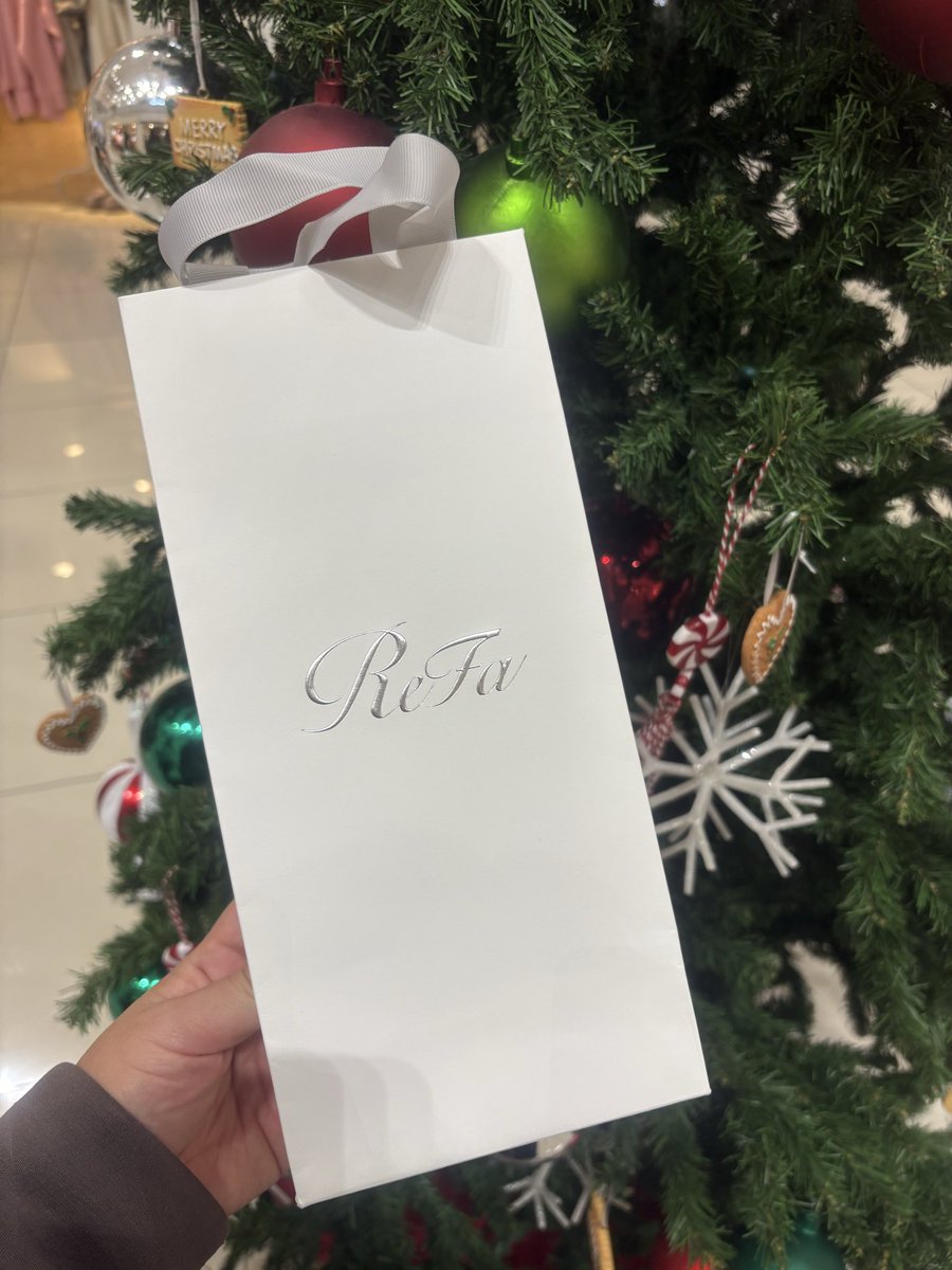 ema_lu10's tweet photo. 買い物行ってたら旦那居なくなって
どこ行ったんやろ思ったら
少し早いけどって旦那サンタ🎅からの
クリスマスプレゼント❤️
ありがとう、大切に使います☺️ https://t.co/MHEJ3Ja2z6