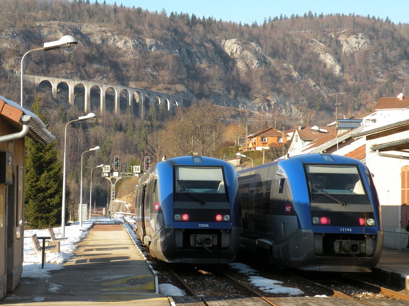 CheminsdeFerTC's tweet photo. Ces 2 =>#X73500 se "croisant" à =>#Morez (39) sur la =>#lignedesHirondelles repartiront dans le même sens, celui de gauche vers Saint-Claude, celui de droite vers Andelot par le =>#viaducdesCrottes en aplomb là-haut. Hiver 09.
📷Gilbert Painblanc, source : https://t.co/DzABdvWYKf https://t.co/rT9wD59NtM