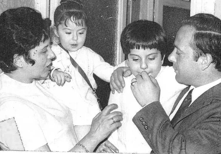 12. José Luis Pérez Mogena, era el chófer del presidente, era de Madrid. Tenía 33 años, estaba casado y tenían un hijo de 7 años y una niña de 4. Hasta el año pasado (50 años) no sabíamos nada de esta víctima.

¡Recuérdale!

#Memoria el mejor homenaje
mapadelterror.com/victims/jose-l…