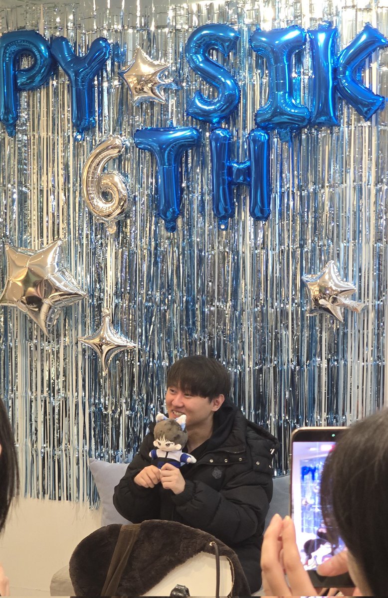 deftisdeft's tweet photo. 팬들 먹어보라고 두쫀쿠 사오는 표식 센스 미쳤다...
#영원히_빛날_푸른_별
#6th_Anniversary_Cafe_Sirius
#pyosik
#표식 https://t.co/JIBEKe6jge