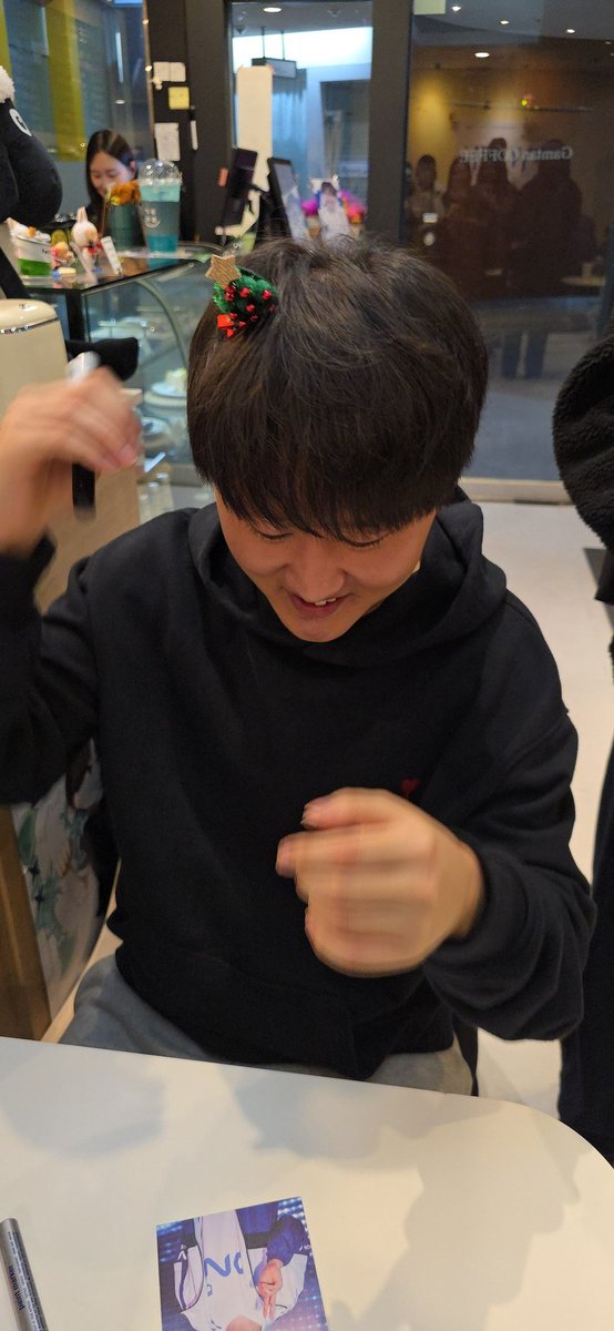 deftisdeft's tweet photo. 팬들 먹어보라고 두쫀쿠 사오는 표식 센스 미쳤다...
#영원히_빛날_푸른_별
#6th_Anniversary_Cafe_Sirius
#pyosik
#표식 https://t.co/JIBEKe6jge