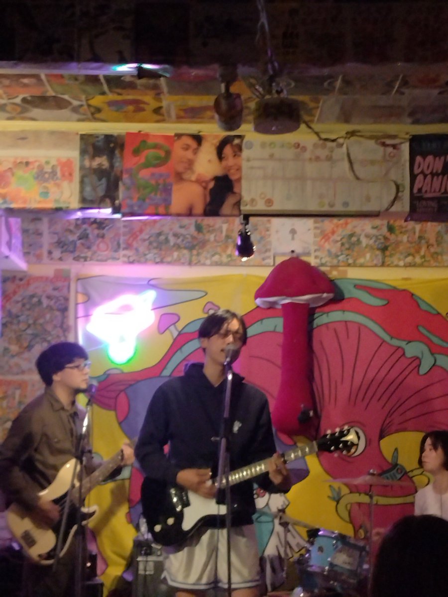 La La La Liberación
おれは今興奮している 曲がめちゃくちゃ良くて、そしてバンドとして音のまとまりが凄すぎる 呼吸というのかグルーヴというのか、とにかく最高のメンバーだというのが伝わってきた 今年観た中で一番演奏が巧いバンドだと思う… こんなバンド、こんなライブが観たかった ありがとう