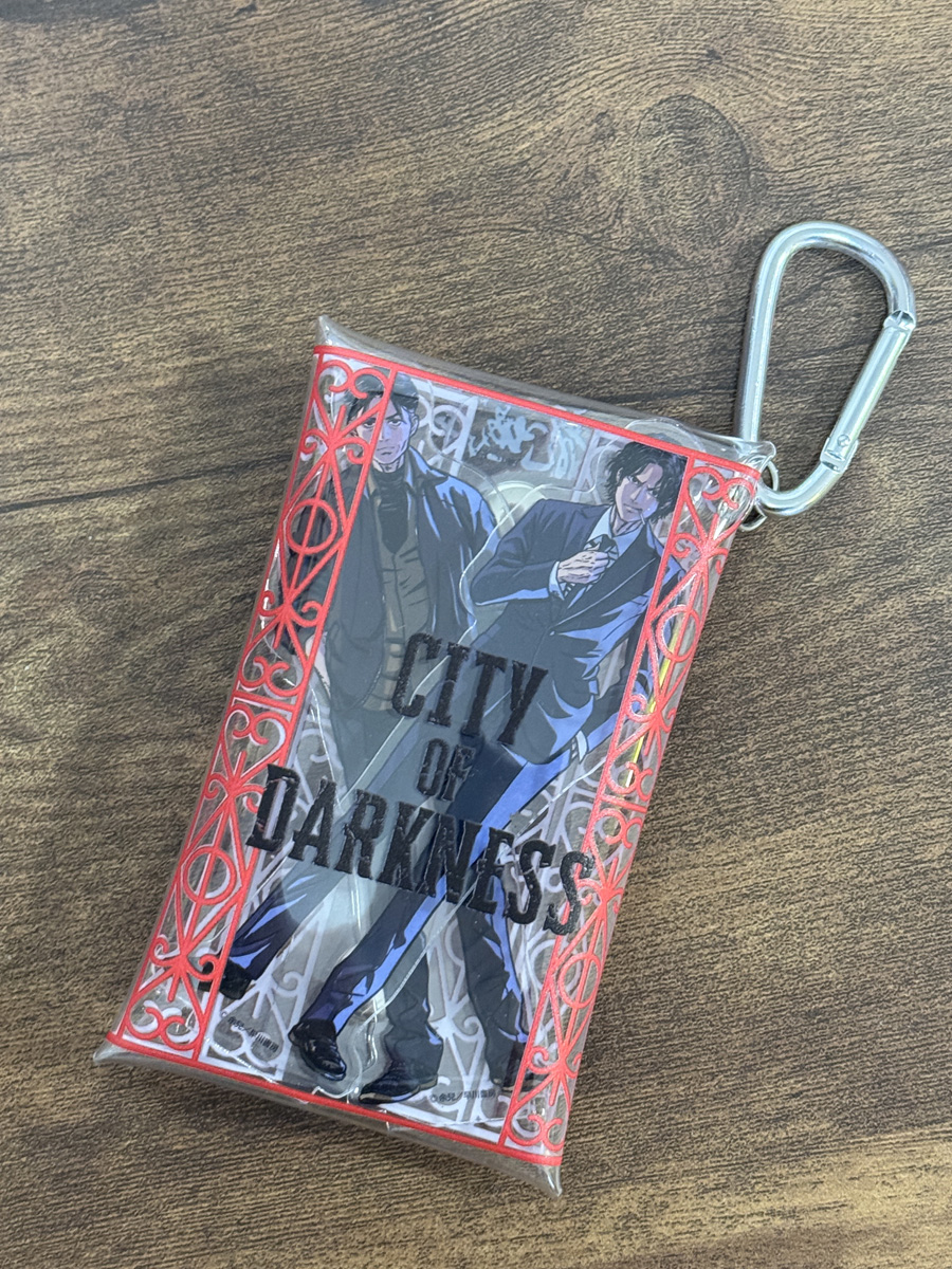 🐉九龍城砦 POP UP STORE🐉商品紹介⑥
「CITY OF DARKNESS」のロゴをデザインしたマルチケースは名刺やカードなどを入れるも良し、アクリルスタンドを入れるも良しでマルチに使えます！カラビナ付きで持ち運びも便利！
※一部入らないアクリルスタンドもございます。
#九龍城砦 #ULTTiVO