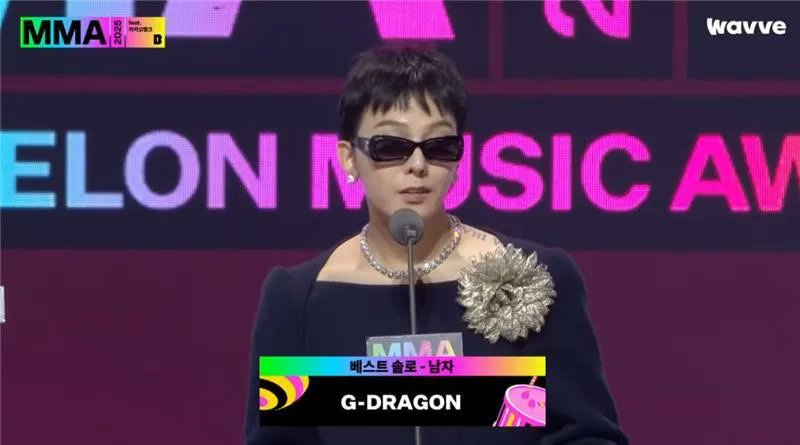 #MMA2025 
<a href="/IBGDRGN/">G-DRAGON</a> brings home another award as Best Solo Male artist. #GDRAGON hinted toward a #BIGBANG comeback next year, saying that he hopes to win a group award with #DAESUNG and #TAEYANG.