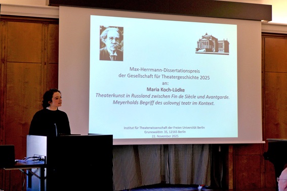 Theaterges's tweet photo. Das war die Verleihung des MHDP 2025 an Maria Koch-Lüdke für ihre Dissertation „Theaterkunst in Russland zwischen Fin de Siècle und Avantgarde. Meyerholds Begriff des ‚uslovnyj teatr‘ im Kontext“. Bericht u. Auszug der Laudatio finden Sie unter: https://t.co/MYfhxqAosq (© frb) https://t.co/NHRWPQdciI
