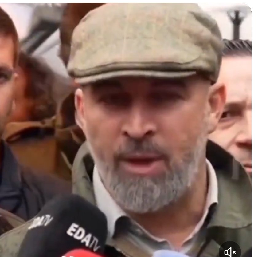 Abascal no se viste de campesino, se viste de terrateniente.

Los señoritos de toda la vida que iban al campo a explotar a los campesinos.
No votéis a vuestro verdugo